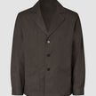 Atelier-Overshirt aus dunkelbraunem Broken-Twill mit gekerbtem Kragen, drei Knöpfen, zwei aufgesetzten Vordertaschen und einer Silhouette im Blazer-Stil.