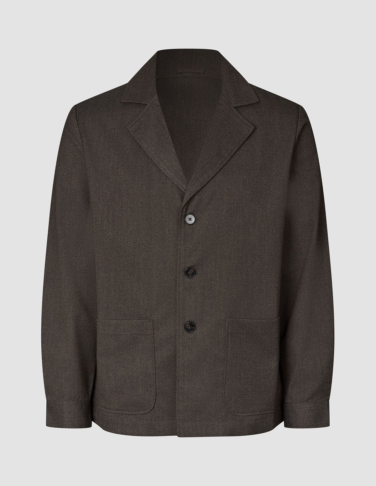 Atelier-Overshirt aus dunkelbraunem Broken-Twill mit gekerbtem Kragen, drei Knöpfen, zwei aufgesetzten Vordertaschen und einer Silhouette im Blazer-Stil.