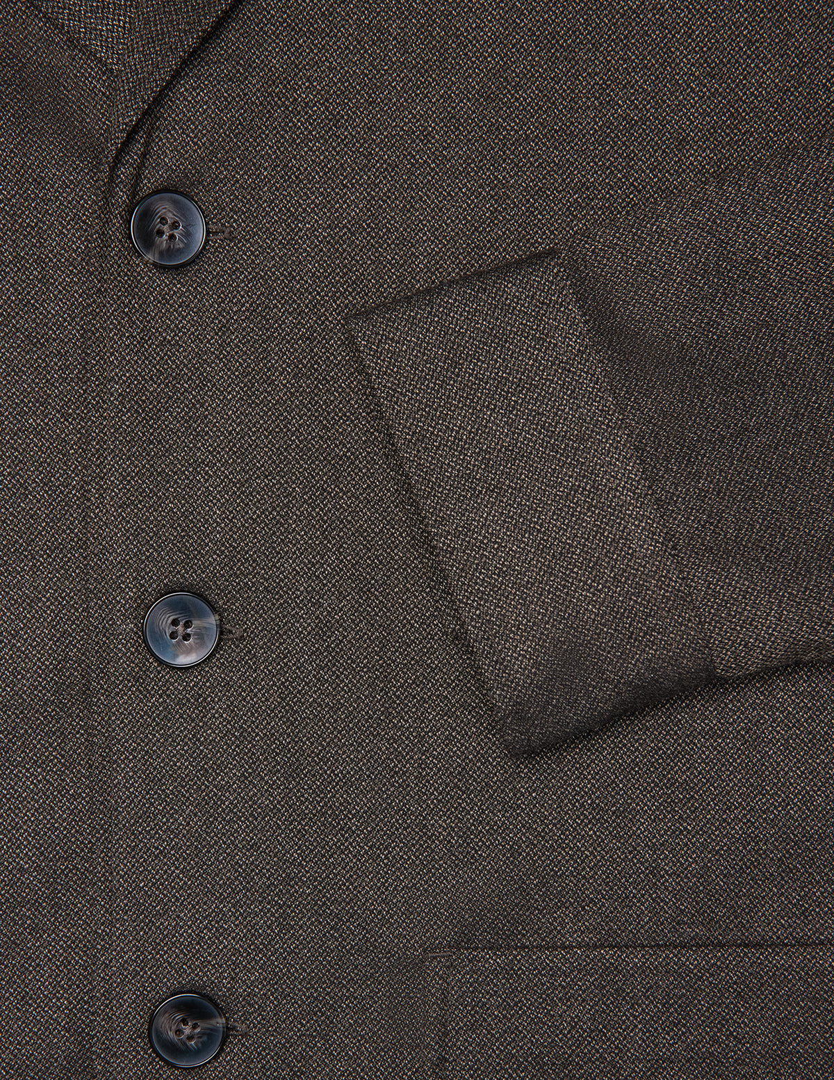 Nahaufnahme eines Atelier Overshirt Dark Brown aus einem strukturierten, dunkelbraunen, gebrochenen Köpergewebe mit drei dunklen Knöpfen.