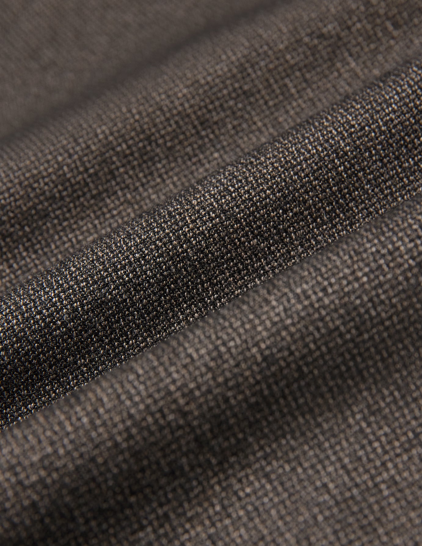 Nahaufnahme des dunkelbraunen, gebrochenen Köpergewebes mit strukturierter Webart, das für das Atelier Overshirt Dark Brown verwendet wurde.