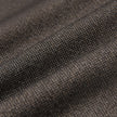 Nahaufnahme des dunkelbraunen, gebrochenen Köpergewebes mit strukturierter Webart, das für das Atelier Overshirt Dark Brown verwendet wurde.