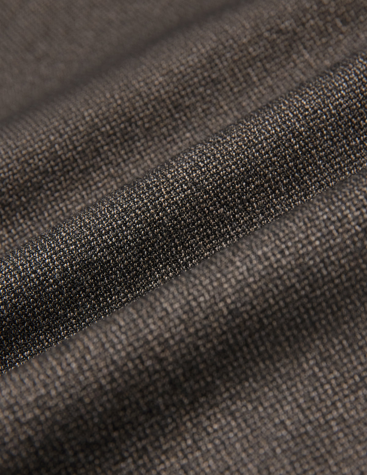 Nahaufnahme des dunkelbraunen, gebrochenen Köpergewebes mit strukturierter Webart, das für das Atelier Overshirt Dark Brown verwendet wurde.