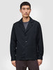 Das Atelier Overshirt Dark Navy ist ein dunkelblaues Overshirt mit gekerbtem Kragen und zwei aufgesetzten Vordertaschen, das wie ein vielseitiger Blazer gestaltet ist.