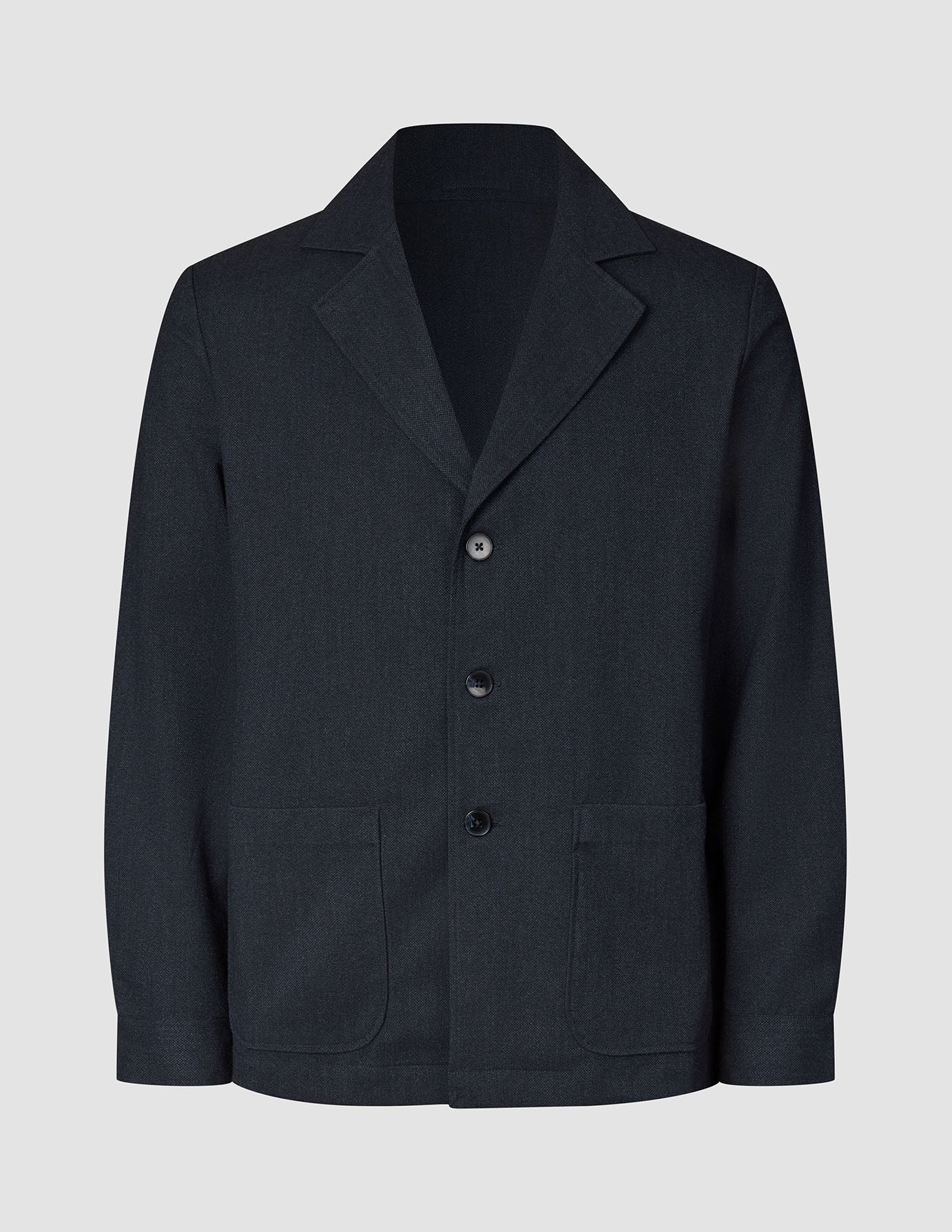 Atelier Overshirt in Dunkelblau, zum Zuknöpfen, mit gekerbtem Kragen und zwei aufgesetzten Vordertaschen.