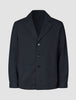 Atelier Overshirt in Dunkelblau, zum Zuknöpfen, mit gekerbtem Kragen und zwei aufgesetzten Vordertaschen.