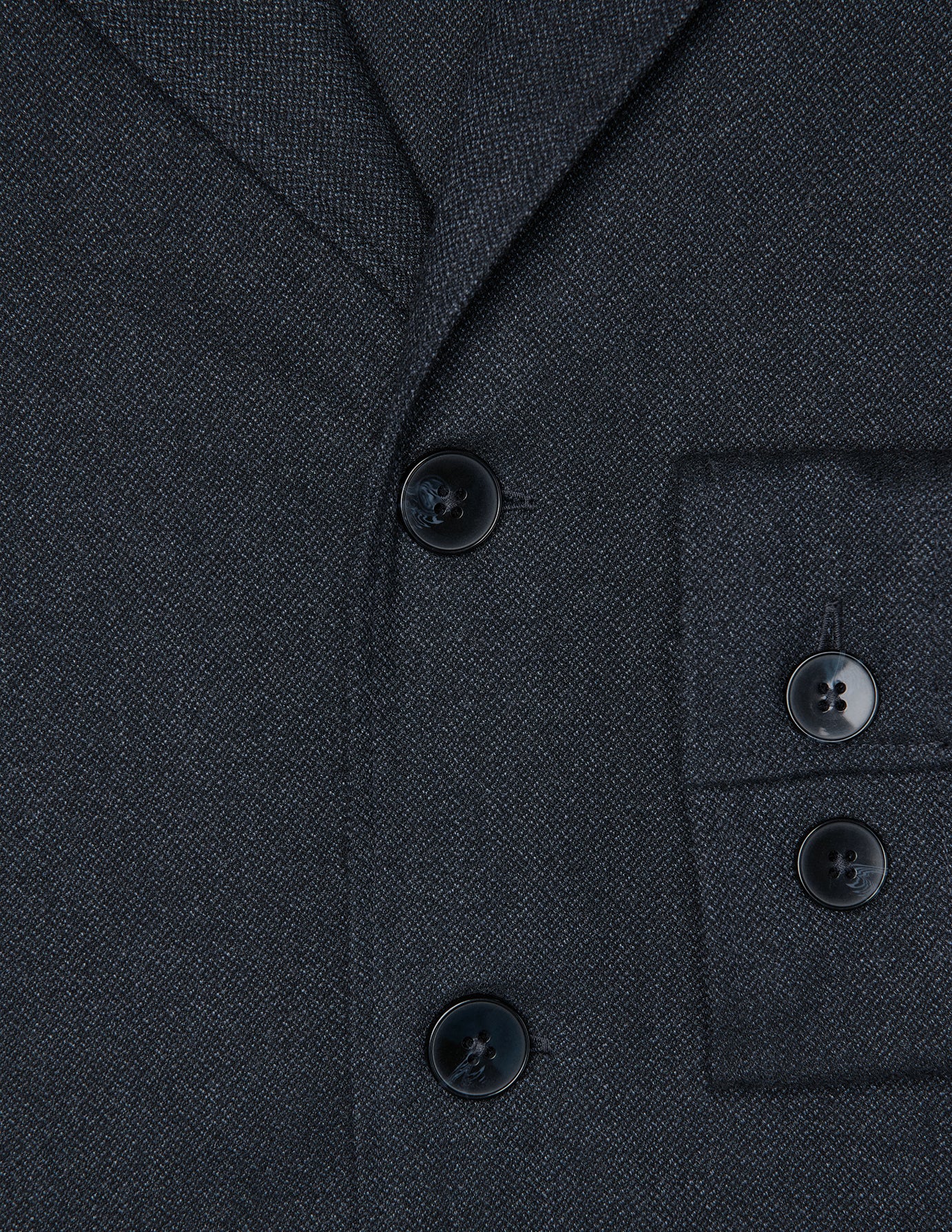 Nahaufnahme eines Atelier Overshirt in Dunkelblau mit gekerbtem Kragen, Knopfleiste und einer Brusttasche mit zwei Knöpfen, im Blazer-Stil.
