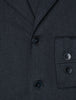 Nahaufnahme eines Atelier Overshirt in Dunkelblau mit gekerbtem Kragen, Knopfleiste und einer Brusttasche mit zwei Knöpfen, im Blazer-Stil.