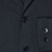 Nahaufnahme eines Atelier Overshirt in Dunkelblau mit gekerbtem Kragen, Knopfleiste und einer Brusttasche mit zwei Knöpfen, im Blazer-Stil.