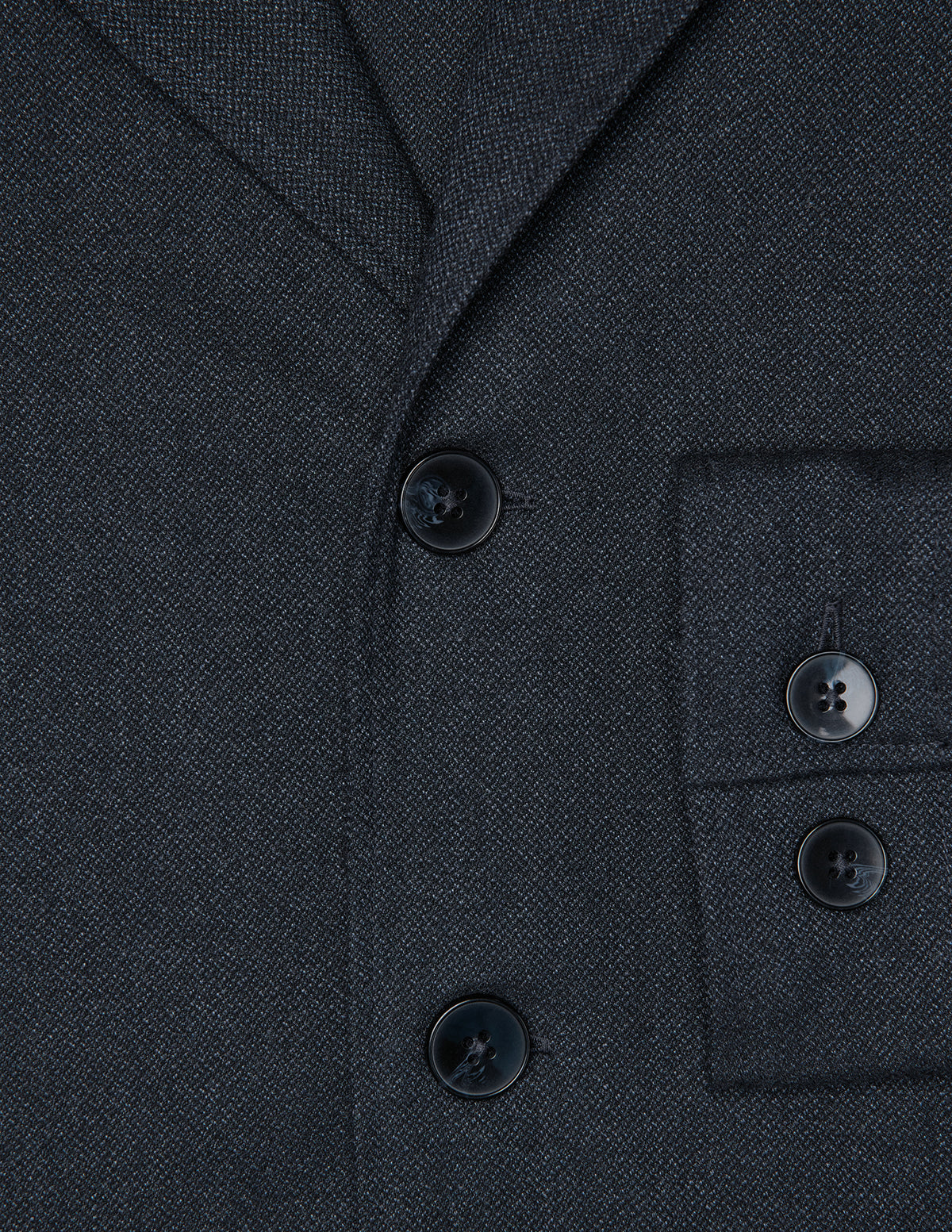 Nahaufnahme eines Atelier Overshirt in Dunkelblau mit gekerbtem Kragen, Knopfleiste und einer Brusttasche mit zwei Knöpfen, im Blazer-Stil.