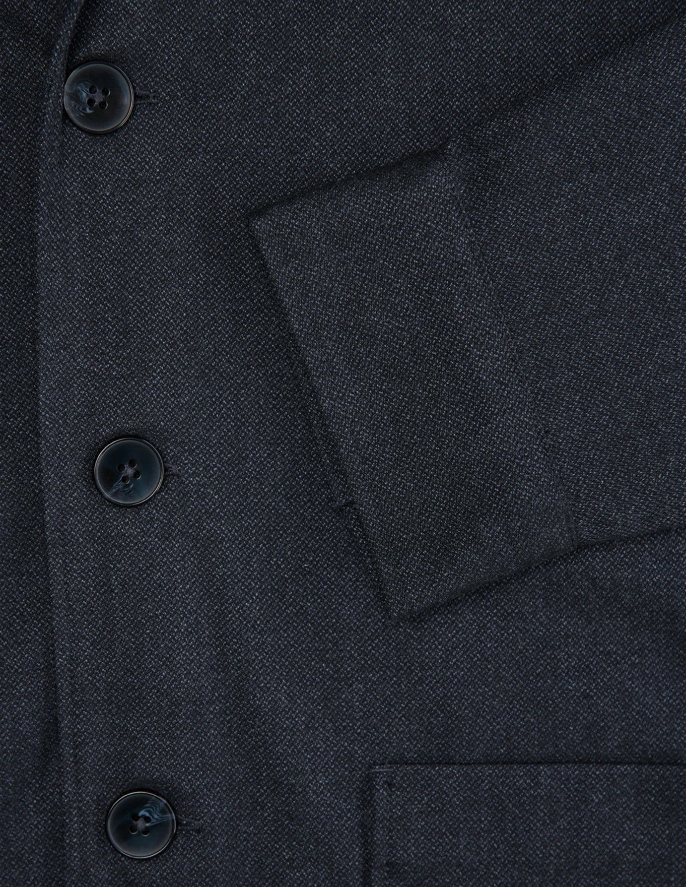 Nahaufnahme des Atelier Overshirt Dark Navy mit einer Silhouette im Blazer-Stil, drei sichtbaren Knöpfen und einem Ärmelbund.