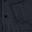 Nahaufnahme des Atelier Overshirt Dark Navy mit einer Silhouette im Blazer-Stil, drei sichtbaren Knöpfen und einem Ärmelbund.