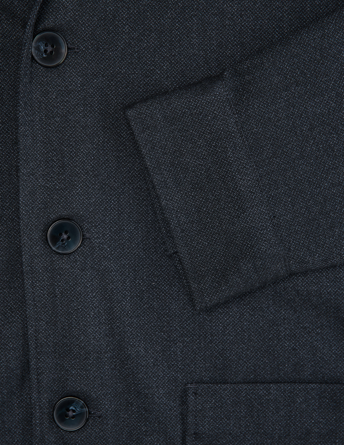 Nahaufnahme des Atelier Overshirt Dark Navy mit einer Silhouette im Blazer-Stil, drei sichtbaren Knöpfen und einem Ärmelbund.