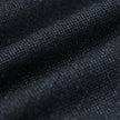 Nahaufnahme des dunkelblauen Stoffes des Atelier Overshirt, die eine strukturierte, gewebte Oberfläche zeigt, die sich zu sanften Rillen faltet.
