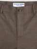 Nahaufnahme des Bunds und des Knopfverschlusses der Atelier Pants Relaxed Dark Beige aus schwerem Broken-Twill.