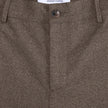 Nahaufnahme des Bunds und des Knopfverschlusses der Atelier Pants Relaxed Dark Beige aus schwerem Broken-Twill.