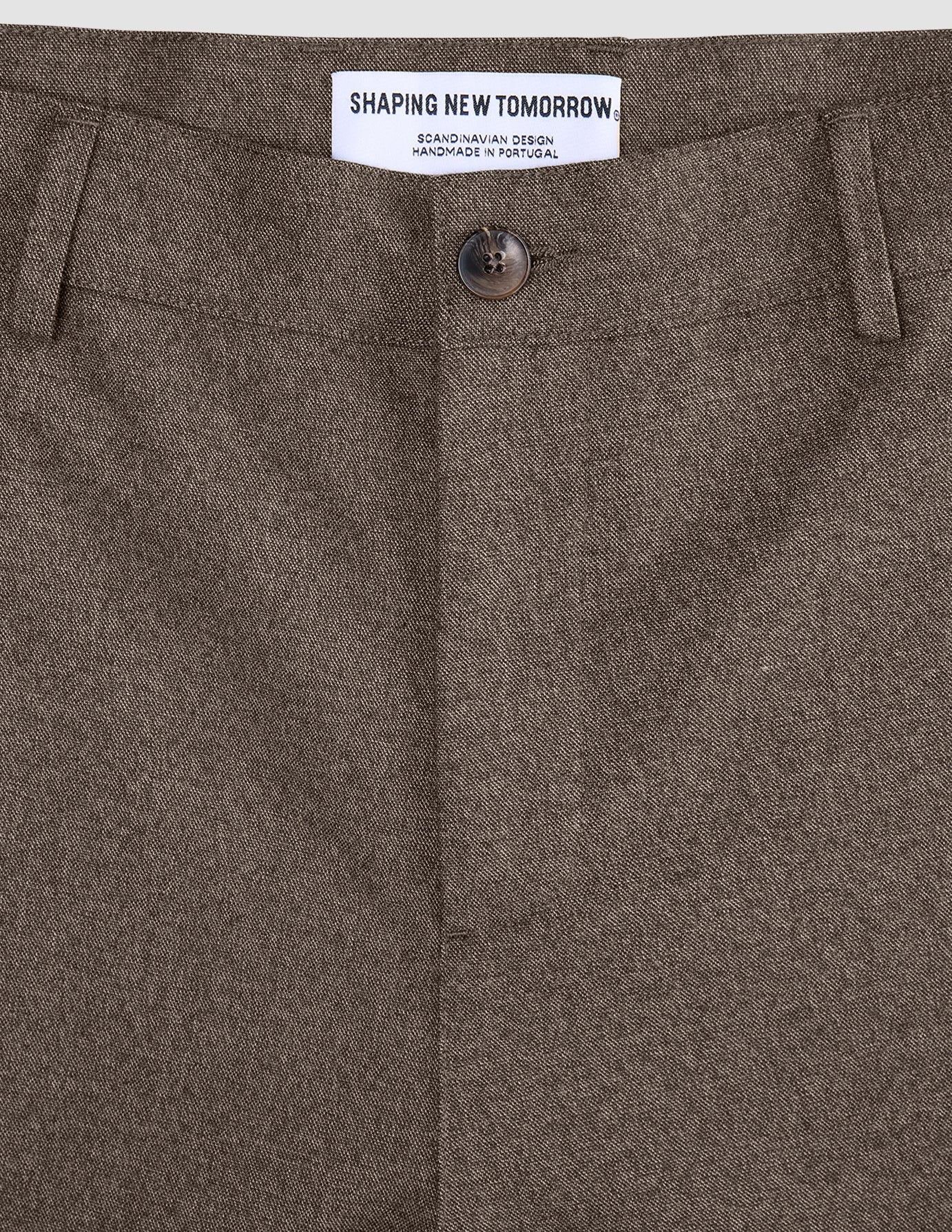 Nahaufnahme des Bunds und des Knopfverschlusses der Atelier Pants Relaxed Dark Beige aus schwerem Broken-Twill.