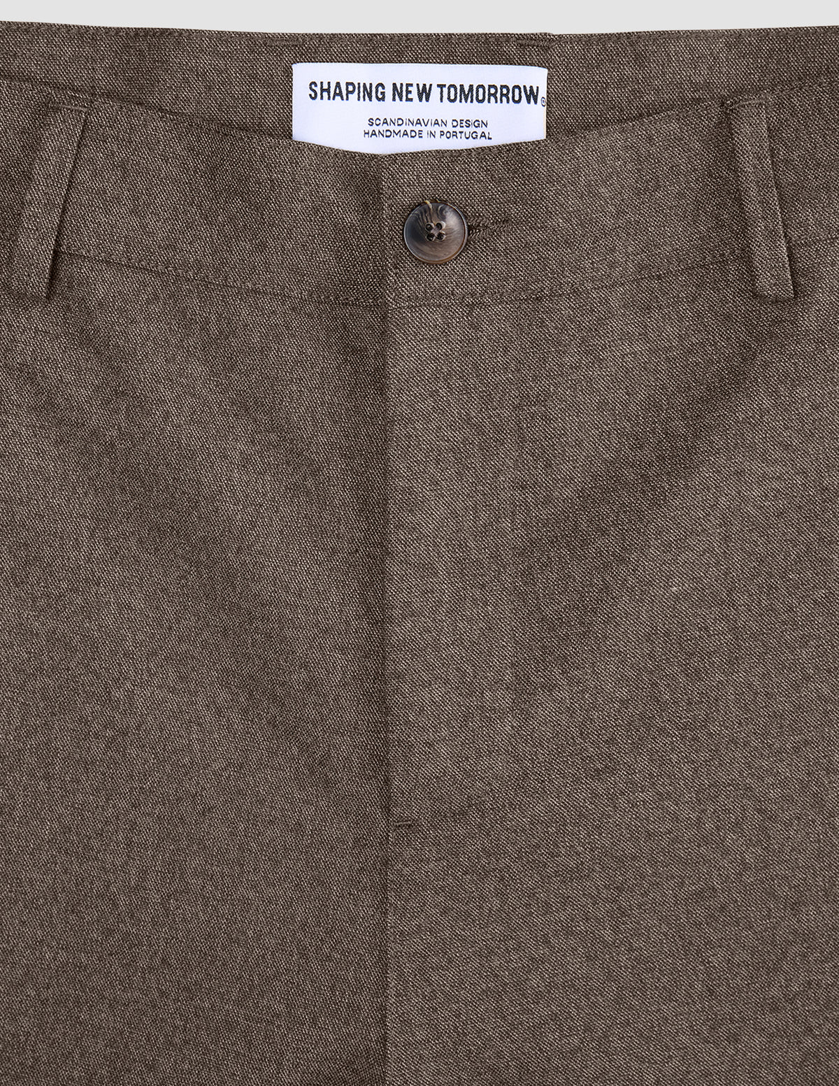 Nahaufnahme des Bunds und des Knopfverschlusses der Atelier Pants Relaxed Dark Beige aus schwerem Broken-Twill.