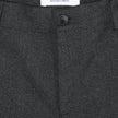 Atelier-Hose Relaxed in Dunkelgrau aus schwerem Broken-Twill mit lockerer Passform, Knopfverschluss und einem Markenetikett an der Innenseite des Bunds.