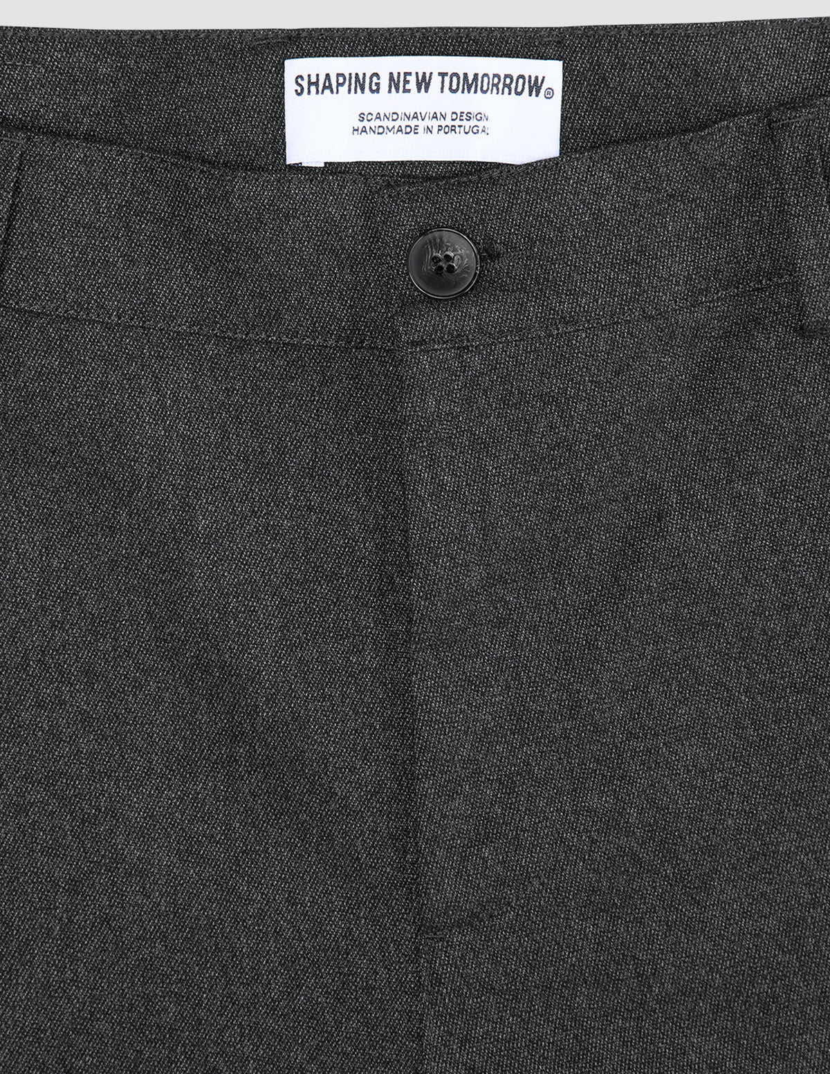 Atelier-Hose Relaxed in Dunkelgrau aus schwerem Broken-Twill mit lockerer Passform, Knopfverschluss und einem Markenetikett an der Innenseite des Bunds.