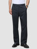 Atelier-Hose Relaxed Dark Navy aus dunkelblauem Broken-Twill mit Knopfverschluss, kombiniert mit schwarzen Loafern für einen Look im skandinavischen Design.