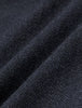 Nahaufnahme der gefalteten Atelier Pants Relaxed in Dunkelblau aus schwerem, gebrochenem Twill mit dezent strukturierter Webung.