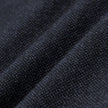 Nahaufnahme der gefalteten Atelier Pants Relaxed in Dunkelblau aus schwerem, gebrochenem Twill mit dezent strukturierter Webung.
