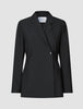 Schwarzer Avira-Blazer für Damen, schwarz, mit gekerbtem Revers und einem einzigen Knopf vorne, der das minimalistische skandinavische Design unterstreicht.