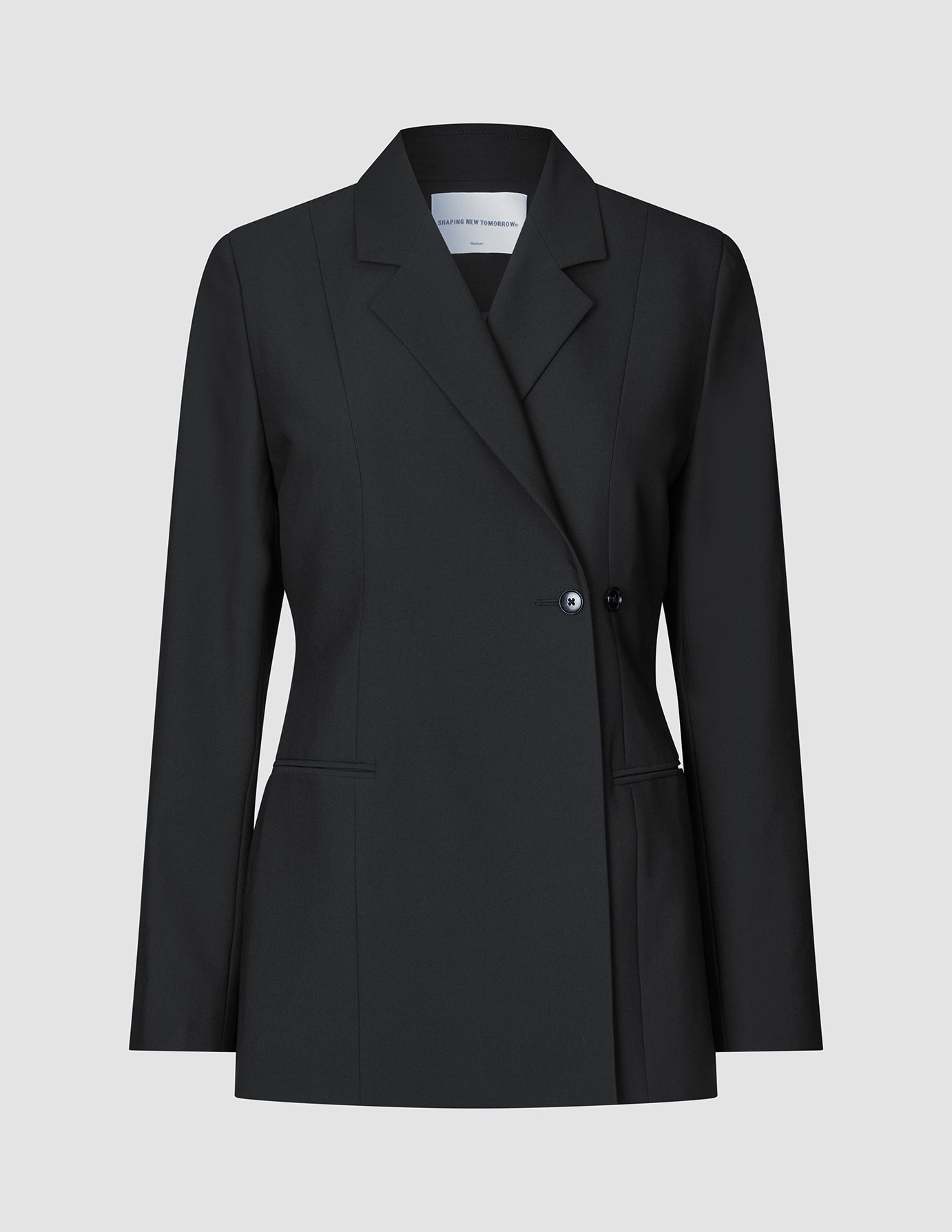 Schwarzer Avira-Blazer für Damen, schwarz, mit gekerbtem Revers und einem einzigen Knopf vorne, der das minimalistische skandinavische Design unterstreicht.