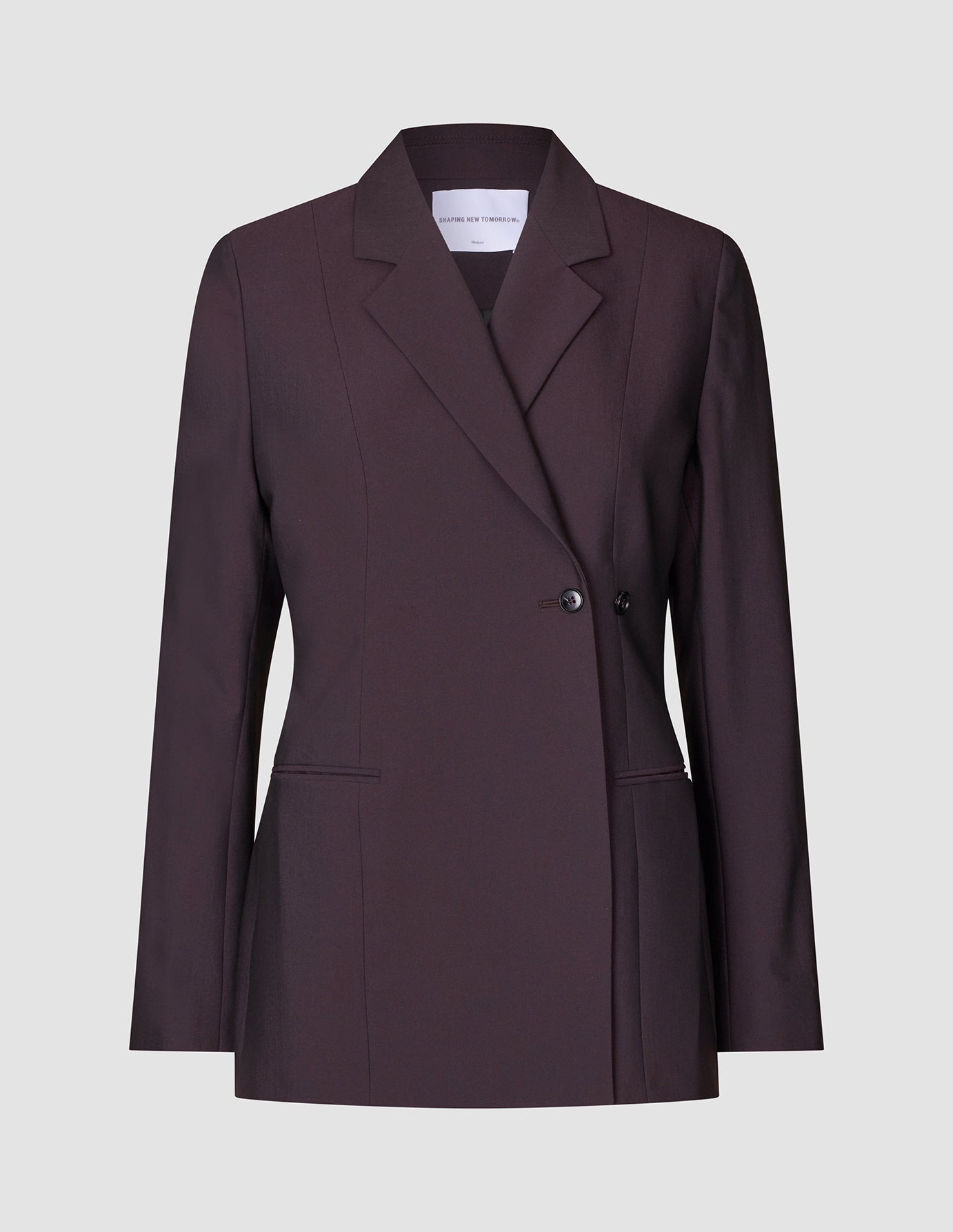 Damenblazer Avira in der Farbe Burgundy Berry im minimalistischen skandinavischen Design, mit gekerbtem Revers, zwei Knöpfen und einreihigem Schnitt.