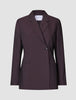 Damenblazer Avira in der Farbe Burgundy Berry im minimalistischen skandinavischen Design, mit gekerbtem Revers, zwei Knöpfen und einreihigem Schnitt.