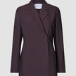 Damenblazer Avira in der Farbe Burgundy Berry im minimalistischen skandinavischen Design, mit gekerbtem Revers, zwei Knöpfen und einreihigem Schnitt.