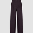 Damenhose Avira in der Weite Wide in der Farbe Burgundy Berry mit Falten vorne, Knopfverschluss und weitem Schnitt.