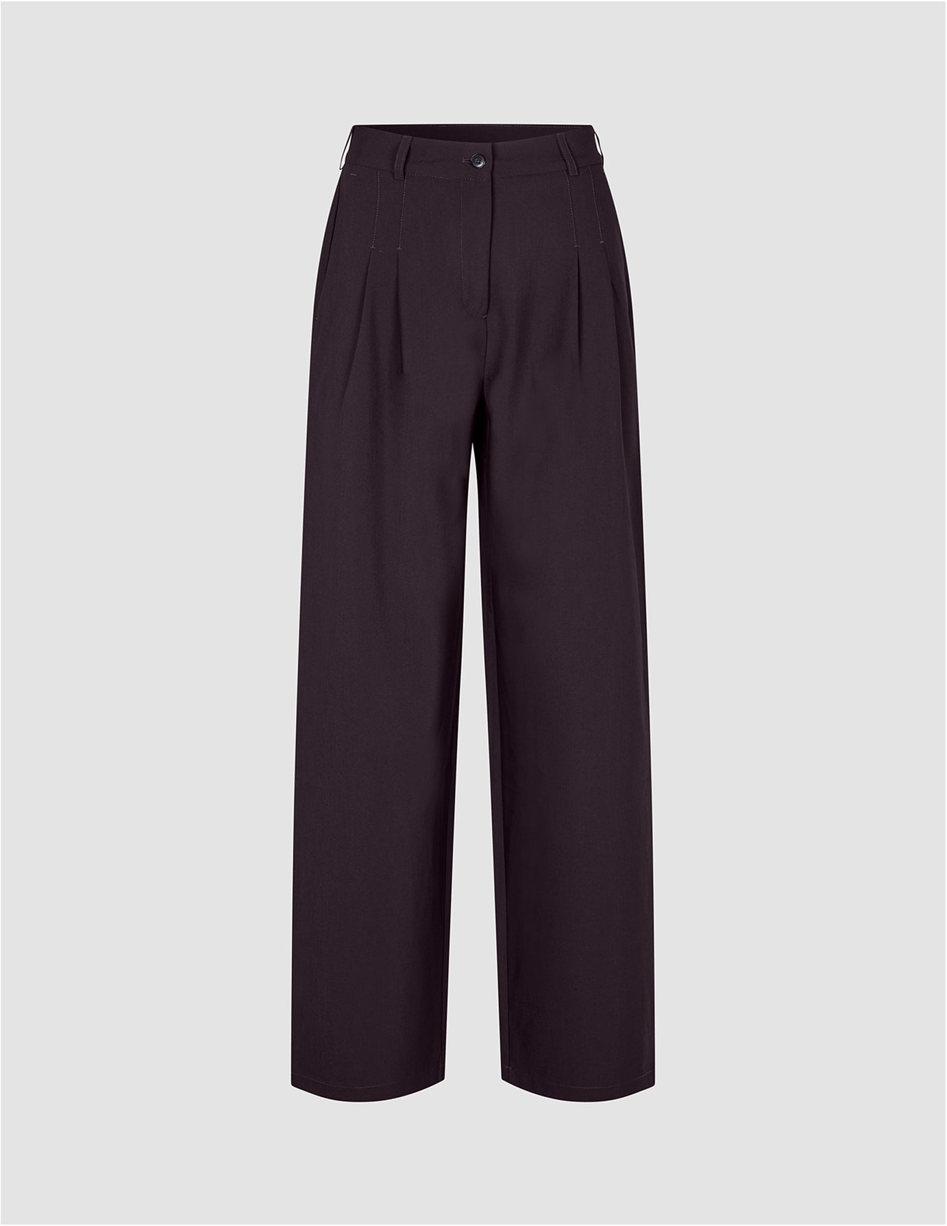 Damenhose Avira in der Weite Wide in der Farbe Burgundy Berry mit Falten vorne, Knopfverschluss und weitem Schnitt.