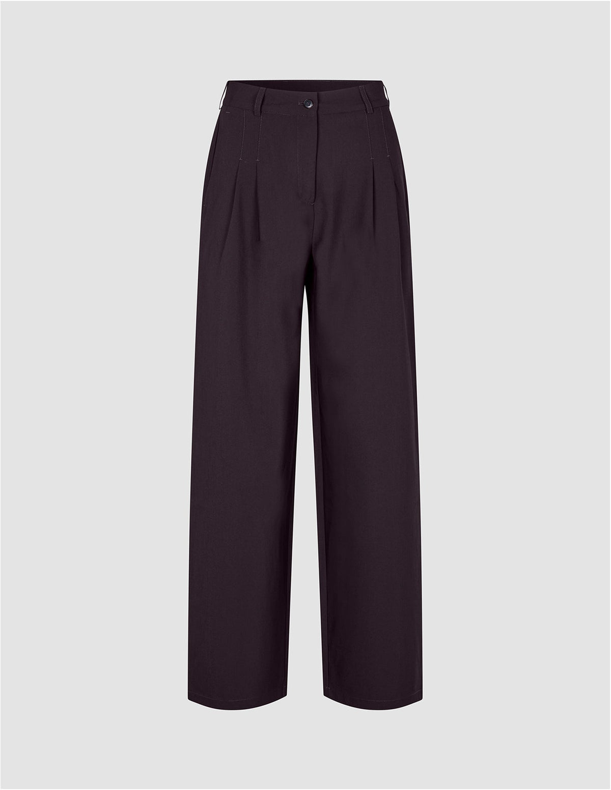 Damenhose Avira in der Weite Wide in der Farbe Burgundy Berry mit Falten vorne, Knopfverschluss und weitem Schnitt.