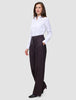 Eine Frau, die ein weißes Hemd trägt, das in die Damenhose Avira Pants Wide in der Farbe Burgundy Berry gesteckt ist.