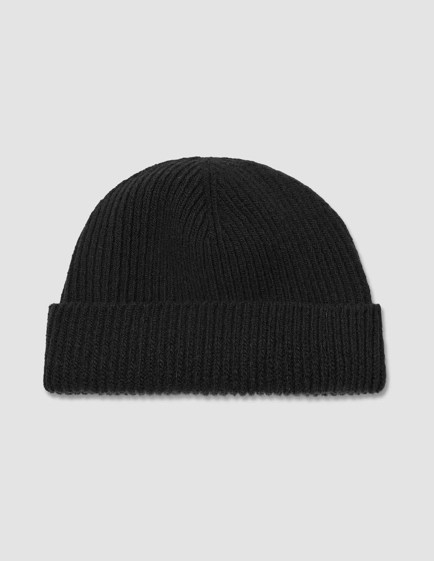 Schwarze Mütze aus Merinowolle im minimalistischen skandinavischen Design mit Rippenstrick und umgeschlagenem Rand.