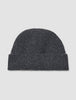 Mütze Dark Grey aus dunkelgrauer Merinowolle im Rippenstrick mit umgeschlagenem Rand im minimalistischen skandinavischen Design.