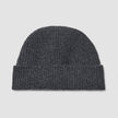 Mütze Dark Grey aus dunkelgrauer Merinowolle im Rippenstrick mit umgeschlagenem Rand im minimalistischen skandinavischen Design.