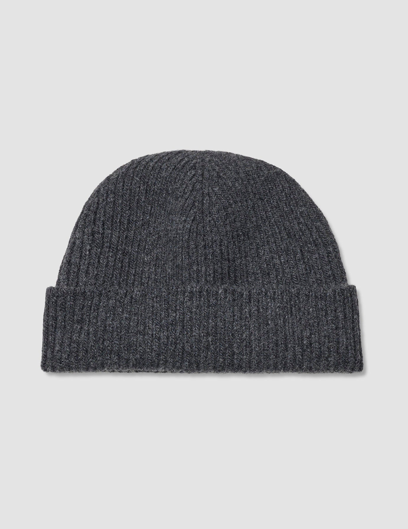 Mütze Dark Grey aus dunkelgrauer Merinowolle im Rippenstrick mit umgeschlagenem Rand im minimalistischen skandinavischen Design.