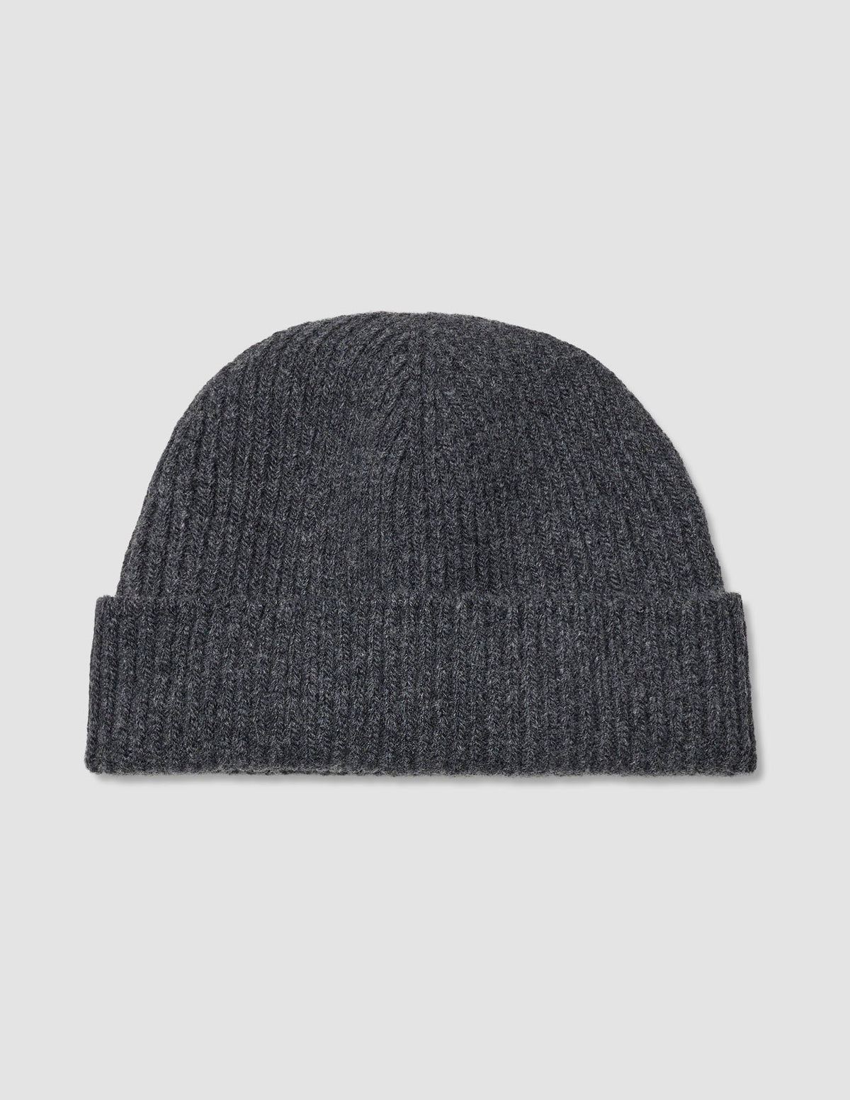 Mütze Dark Grey aus dunkelgrauer Merinowolle im Rippenstrick mit umgeschlagenem Rand im minimalistischen skandinavischen Design.