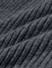 Nahaufnahme einer Mütze Beanie Dark Grey aus dunkelgrauer Merino-Schurwolle mit geripptem Strickmuster.