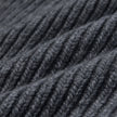 Nahaufnahme einer Mütze Beanie Dark Grey aus dunkelgrauer Merino-Schurwolle mit geripptem Strickmuster.