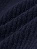 Nahaufnahme eines marineblauen, gerippten Strickstoffs auf einer Wool Beanie Navy.