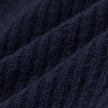 Nahaufnahme eines marineblauen, gerippten Strickstoffs auf einer Wool Beanie Navy.