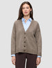 Ein Model trägt eine Damen-Strickjacke aus weicher, grobstrickiger Wolle in Taupe-Melange über einem hellblauen Hemd mit Kragen.