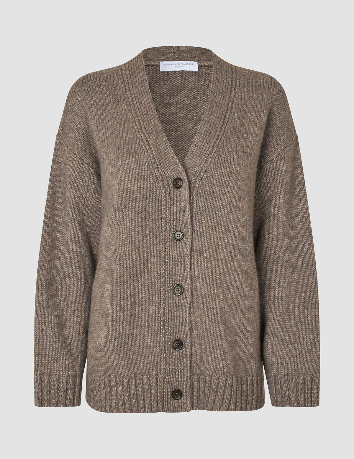 Damen-Strickjacke aus weicher, grobstrickiger Wolle in Taupe-Melange: eine Strickstrickjacke mit V-Ausschnitt, Knopfleiste vorne und gerippten Bündchen sowie geripptem Saum.