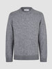 Grobstrick-Pullover aus weicher Wolle in Gletschergrau mit grobem, grauem Rundhalsausschnitt, geripptem Saum und gerippten Bündchen im weichen Grobstrick-Stil.