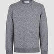 Grobstrick-Pullover aus weicher Wolle in Gletschergrau mit grobem, grauem Rundhalsausschnitt, geripptem Saum und gerippten Bündchen im weichen Grobstrick-Stil.