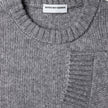 Grobstrick-Pullover aus weicher Wolle mit Rundhalsausschnitt in Gletschergrau, mit weichem, grobem Strickmuster, geripptem Halsausschnitt und gerippten Ärmelbündchen.