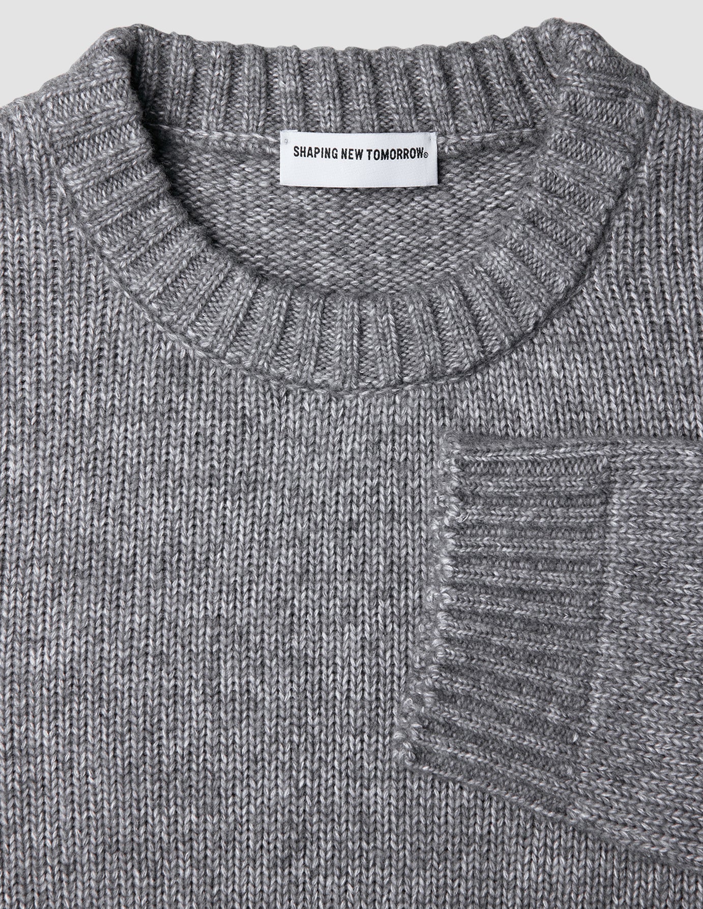 Grobstrick-Pullover aus weicher Wolle mit Rundhalsausschnitt in Gletschergrau, mit weichem, grobem Strickmuster, geripptem Halsausschnitt und gerippten Ärmelbündchen.
